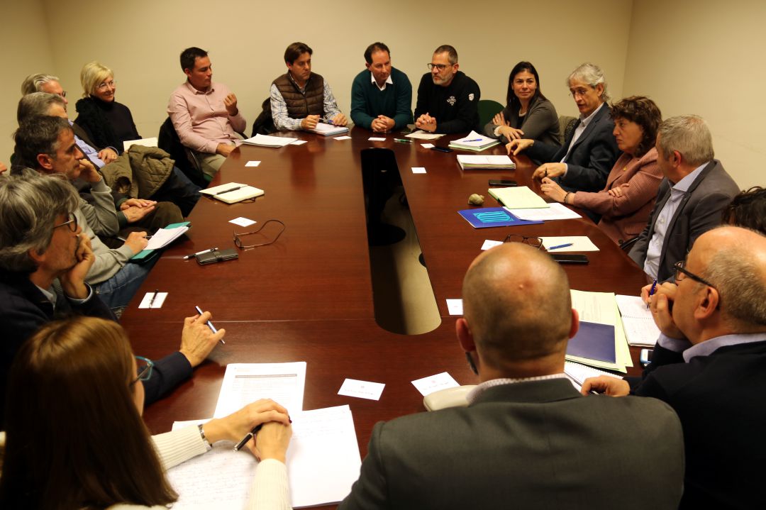 Reunió dels regants amb la consellera d'agricultura, Teresa Jordà. Reunió dels regants amb la consellera d'agricultura, Teresa Jordà.