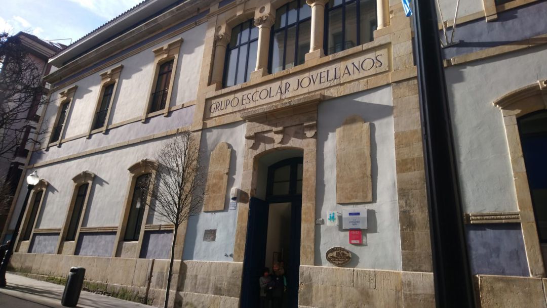 Entrada principal del Colegio Público Jovellanos. Entrada principal del Colegio Público Jovellanos.