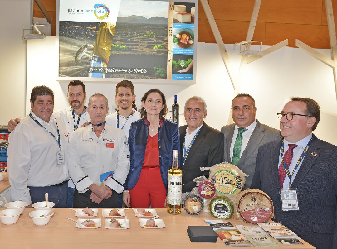 La ministra de Industria, Comercio y Turismo del Gobierno de España, Reyes Maroto con miembros de la delegación de Saborea Lanzarote. La ministra de Industria, Comercio y Turismo del Gobierno de España, Reyes Maroto con miembros de la delegación de Saborea Lanzarote.