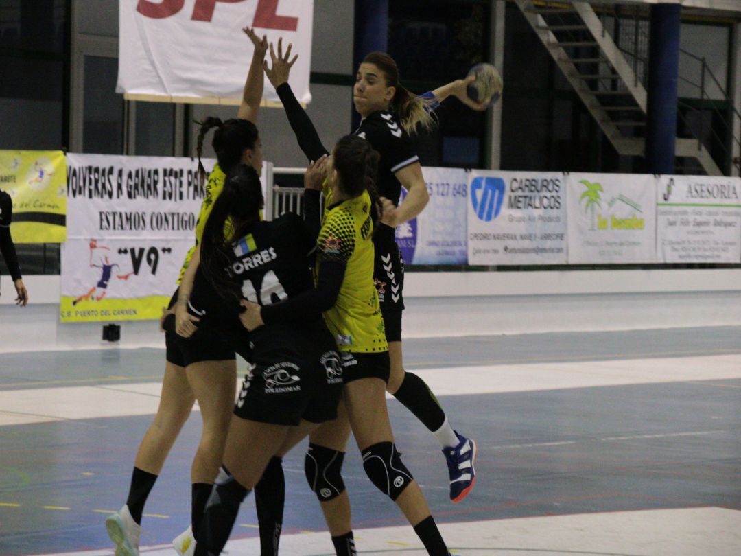 Uno de las jugadas del partido entre el Puerto del Carmen y el San José Obrero. Uno de las jugadas del partido entre el Puerto del Carmen y el San José Obrero.