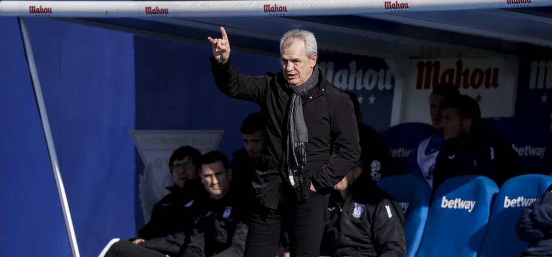 Javier Aguirre da instrucciones a sus jugadores desde el banquillo de Butarque. Javier Aguirre da instrucciones a sus jugadores desde el banquillo de Butarque.