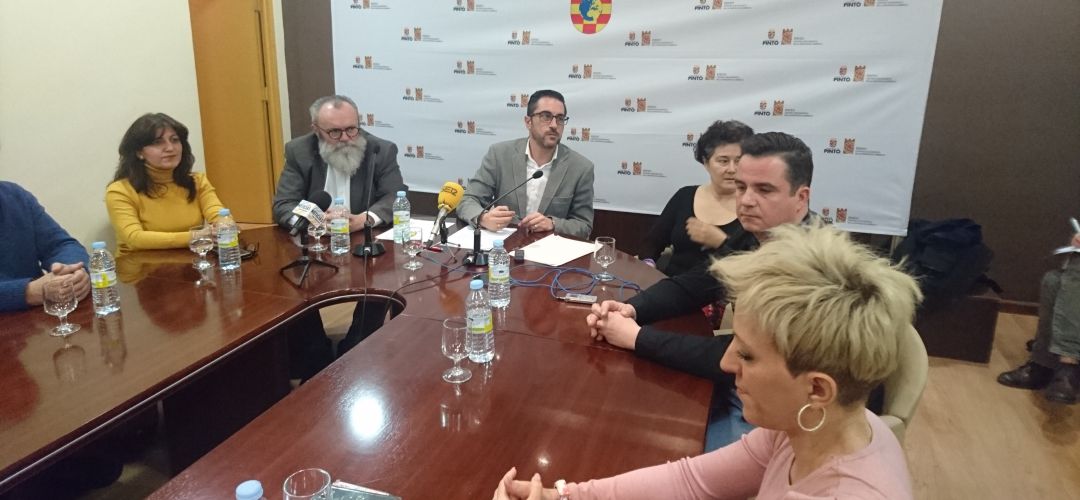 El alcalde de Pinto, Diego Ortiz, rodeado por sus concejales El alcalde de Pinto, Diego Ortiz, rodeado por sus concejales