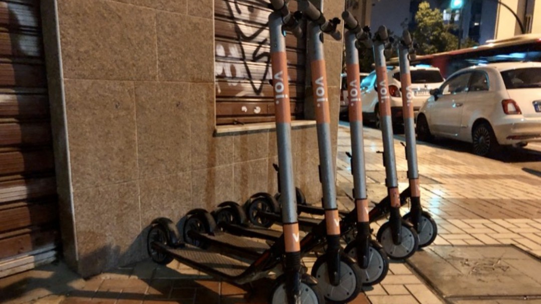 Málaga no consigue poner coto a los patinetes eléctricos