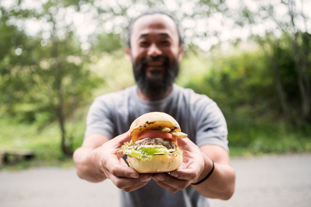 Si le da reparos consumir carne pero quiere comer una hamburguesa hoy puede recurrir a sucedáneos que recuerdan al original. Con legumbres y proteínas vegetales se consiguen mezclas que, al menos en los anuncios, dan el pego. Si le da reparos consumir carne pero quiere comer una hamburguesa hoy puede recurrir a sucedáneos que recuerdan al original. Con legumbres y proteínas vegetales se consiguen mezclas que, al menos en los anuncios, dan el pego.