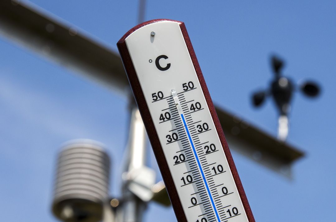 Termómetro indicando más de cuarenta grados en las calles de Holanda. Termómetro indicando más de cuarenta grados en las calles de Holanda.