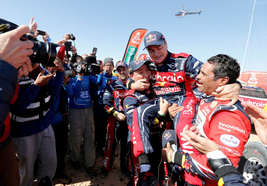 Carlos Sainz celebra con su equipo la victoria del Dakar. Carlos Sainz celebra con su equipo la victoria del Dakar.