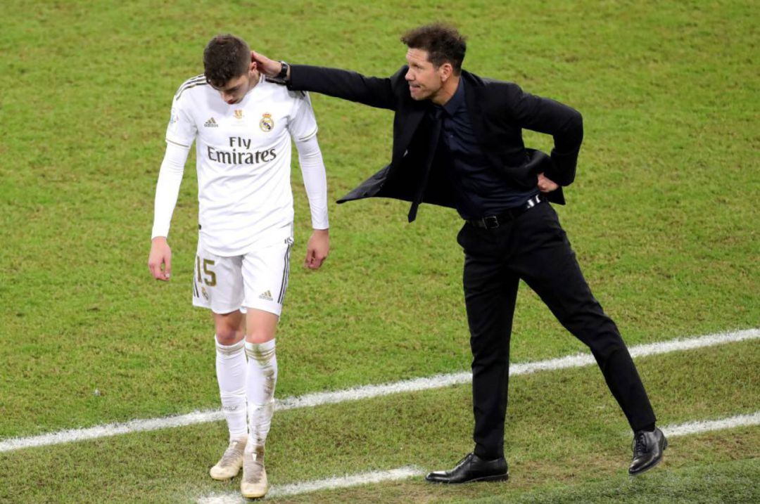 Simeone saluda a Valverde tras su expulsión Simeone saluda a Valverde tras su expulsión