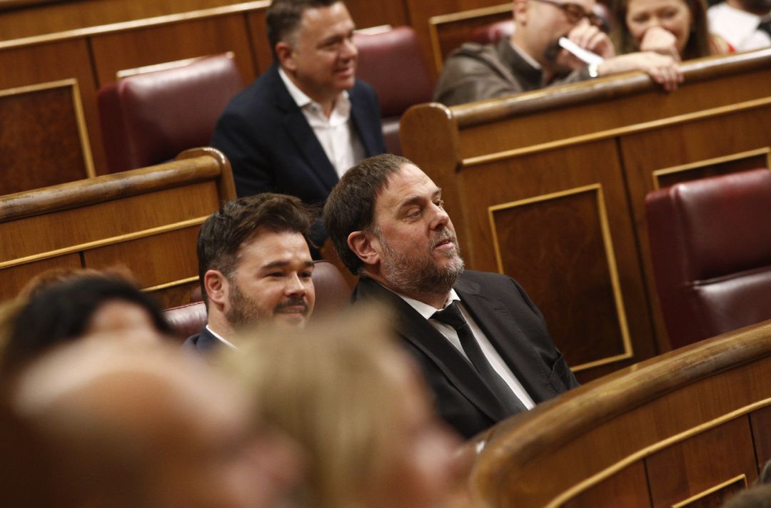 El portavoz parlamentario de Esquerra Republicana (ERC), Gabriel Rufián, y el preso del procés y exvicepresidente de la Generalitat, Oriol Junqueras sentados en el Congreso de los Diputados durante la constitución de la XIII Legislatura de la Cámara Baja. El portavoz parlamentario de Esquerra Republicana (ERC), Gabriel Rufián, y el preso del procés y exvicepresidente de la Generalitat, Oriol Junqueras sentados en el Congreso de los Diputados durante la constitución de la XIII Legislatura de la Cámara Baja.