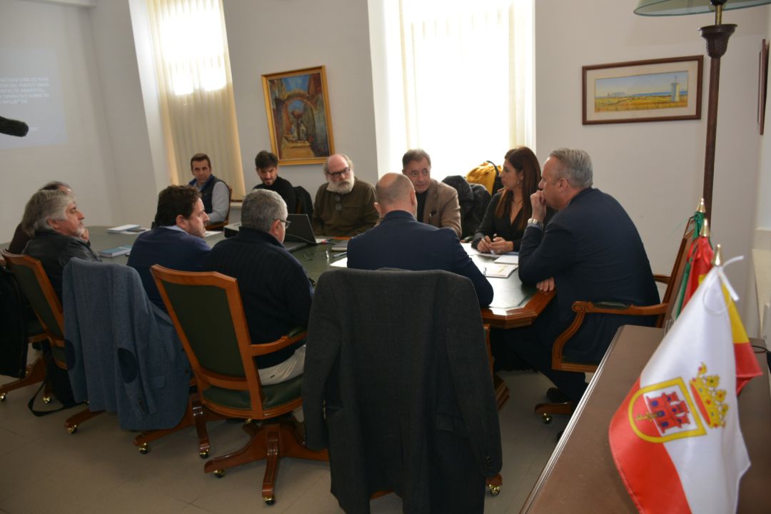 Responsables municipales y empresarios junto a la empresa autora del informe sobre el fondeadero Responsables municipales y empresarios junto a la empresa autora del informe sobre el fondeadero