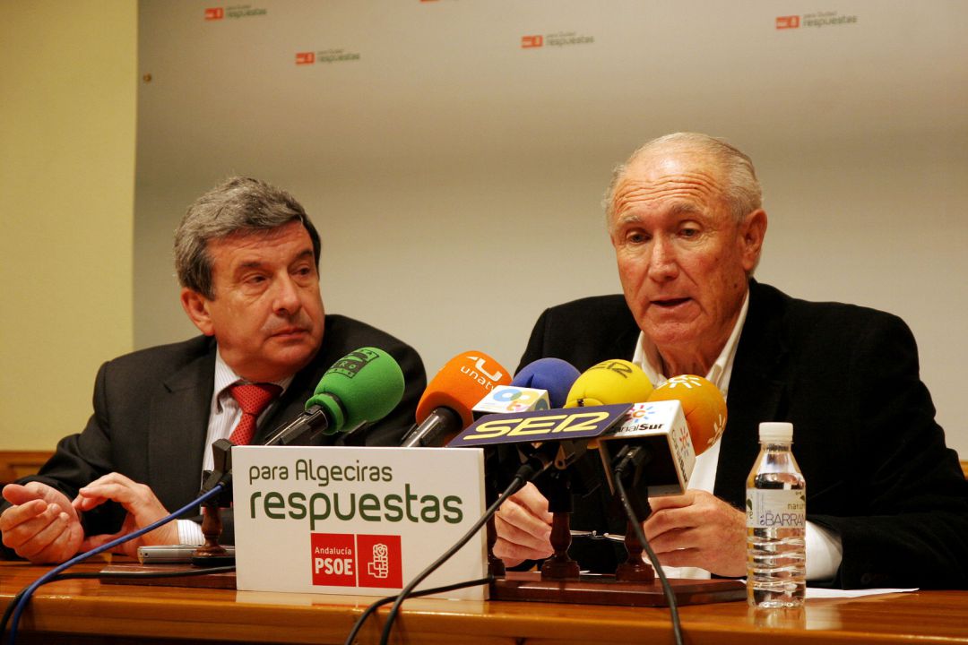 El ex secretario general de los socialistas de Algeciras Rafael España, a la derecha. El ex secretario general de los socialistas de Algeciras Rafael España, a la derecha.