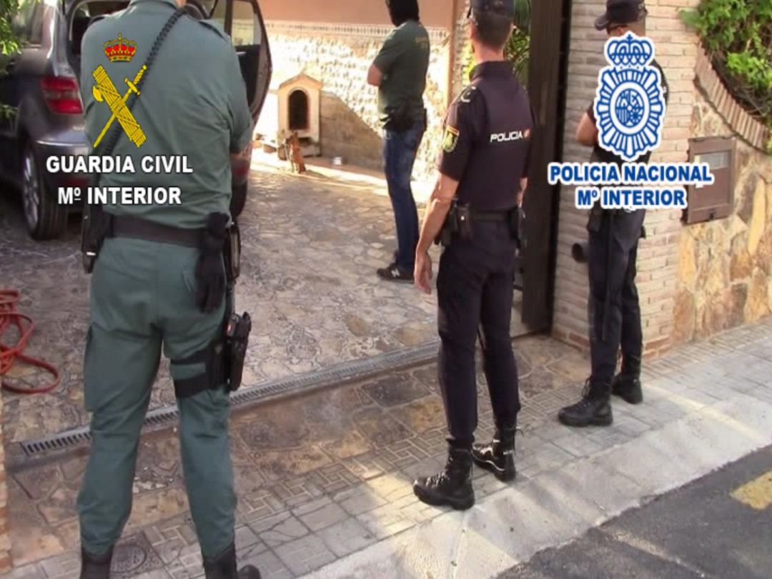 Imagen de archivo de policías y guardias civiles en una operación Imagen de archivo de policías y guardias civiles en una operación