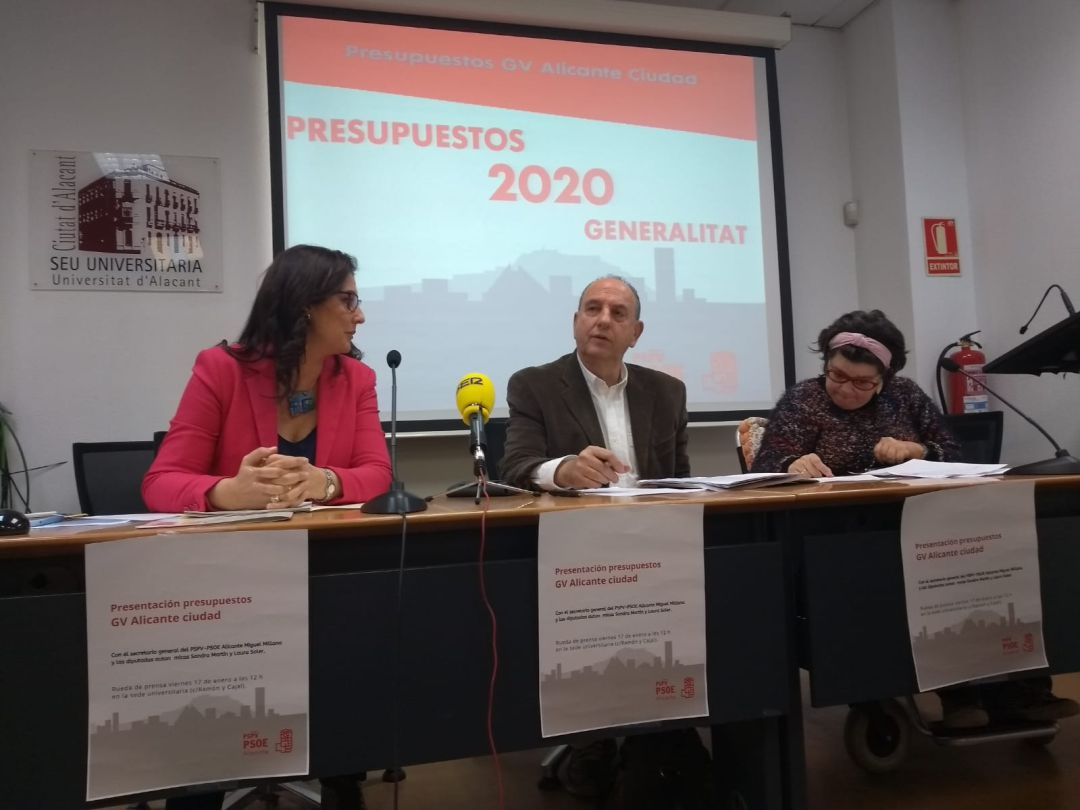 Las diputadas autonómicas Sandra Martín (i) y Laura Soler (i), junto con el secretario local del PSOE, Miguel Millana, en el análisis de los presupuestos de la Generalitat. Las diputadas autonómicas Sandra Martín (i) y Laura Soler (i), junto con el secretario local del PSOE, Miguel Millana, en el análisis de los presupuestos de la Generalitat.
