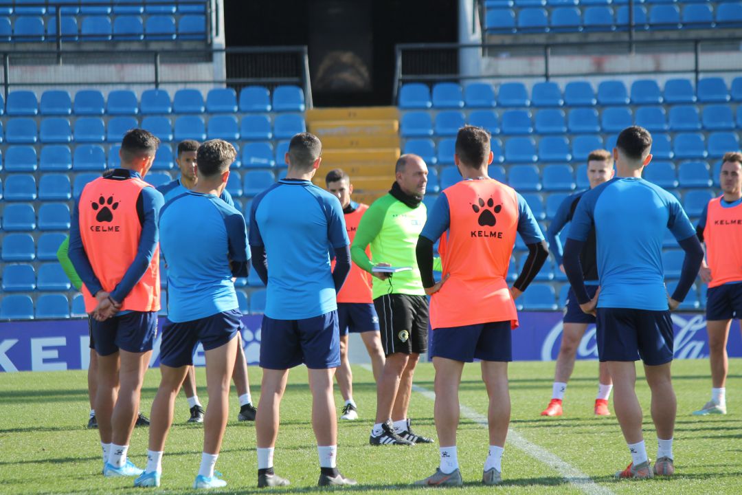 Vicente Mir da instrucciones a los futbolistas en el Rico Pérez Vicente Mir da instrucciones a los futbolistas en el Rico Pérez