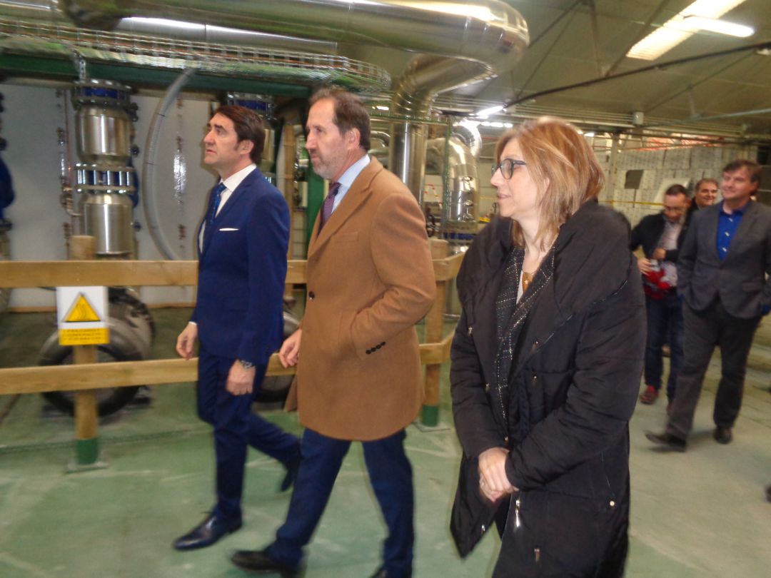 La alcaldesa, Raquel González, en primer término, con el consejero de la empresa, Alberto Gómez, y el consejero Juan Carlos Suárez-Quiñones, en la visita a las instalaciones La alcaldesa, Raquel González, en primer término, con el consejero de la empresa, Alberto Gómez, y el consejero Juan Carlos Suárez-Quiñones, en la visita a las instalaciones
