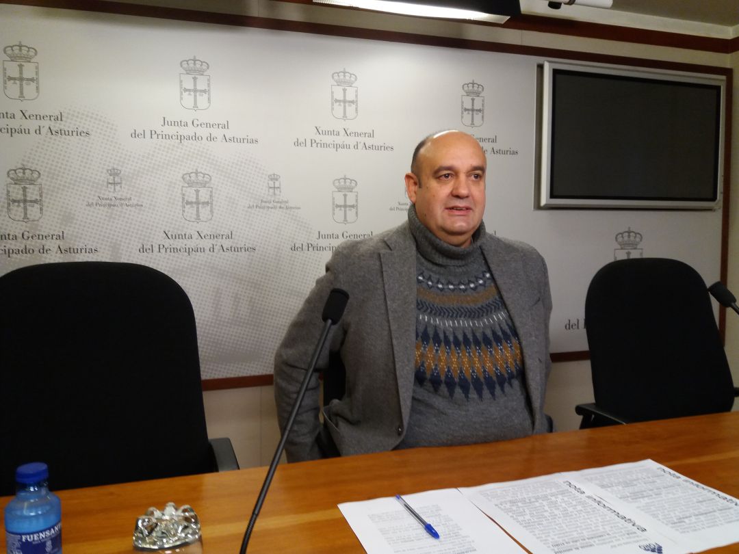 El diputado Pedro Leal comparece en la Junta General del Principado tras conocerse que la presidenta de Foro, Carmen Moriyón, le abre expediente que podría terminar con su expulsión El diputado Pedro Leal comparece en la Junta General del Principado tras conocerse que la presidenta de Foro, Carmen Moriyón, le abre expediente que podría terminar con su expulsión
