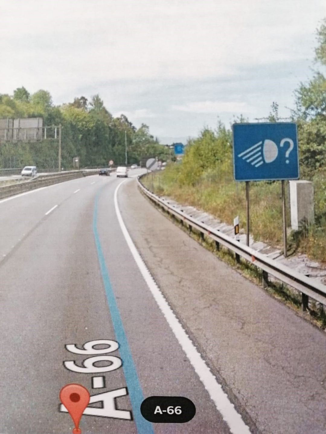 El radar estaba situado después de la señal que anunciaba el fin de la limitación de velocidad a 90 kilómetros por hora. El radar estaba situado después de la señal que anunciaba el fin de la limitación de velocidad a 90 kilómetros por hora.