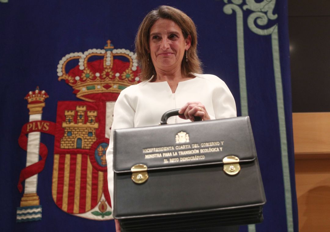 La nueva vicepresidenta de Transición Ecológica y Reto Democráfico,Teresa Ribera, posa con la cartera del Ministerio de Transición Ecológica La nueva vicepresidenta de Transición Ecológica y Reto Democráfico,Teresa Ribera, posa con la cartera del Ministerio de Transición Ecológica