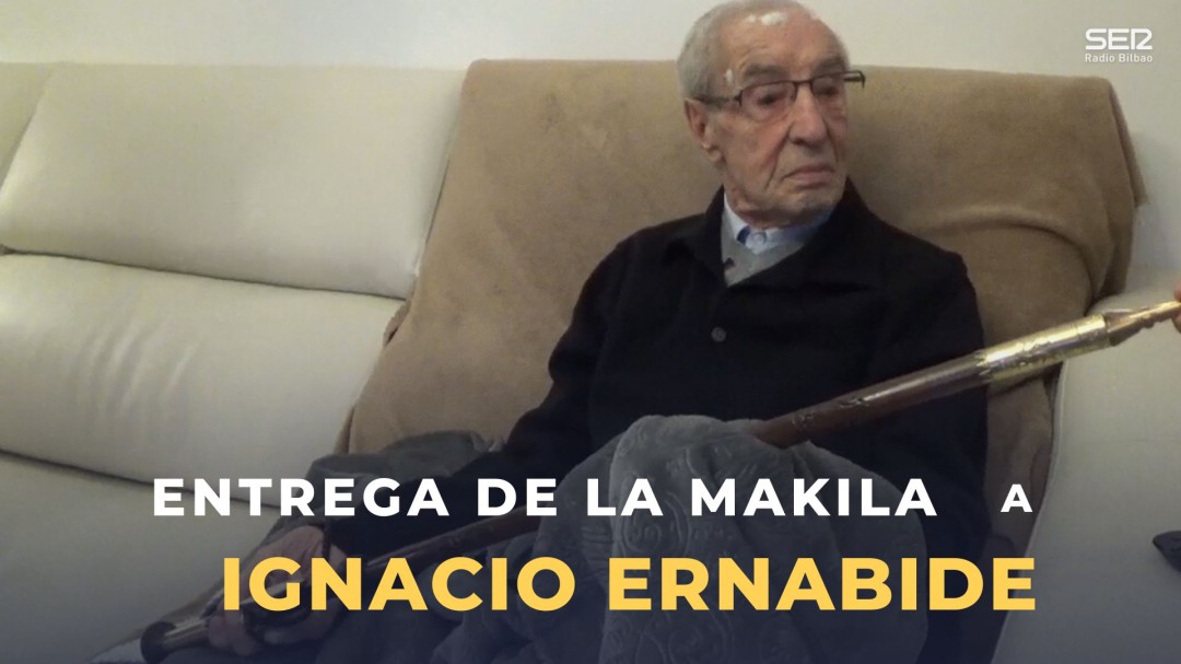 Entrega de la makila a Ignacio Ernabide