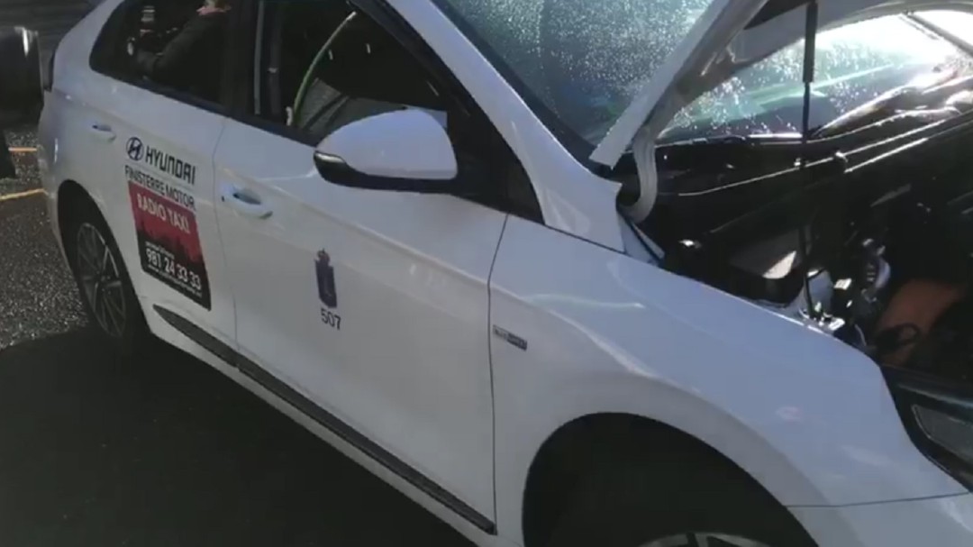 El primer taxi 100% eléctrico es coruñés, pero se carga en Perillo