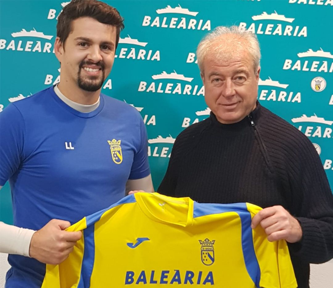 Lucas León junto al director deportivo del CD Dénia, Toni Lledó. Lucas León junto al director deportivo del CD Dénia, Toni Lledó.