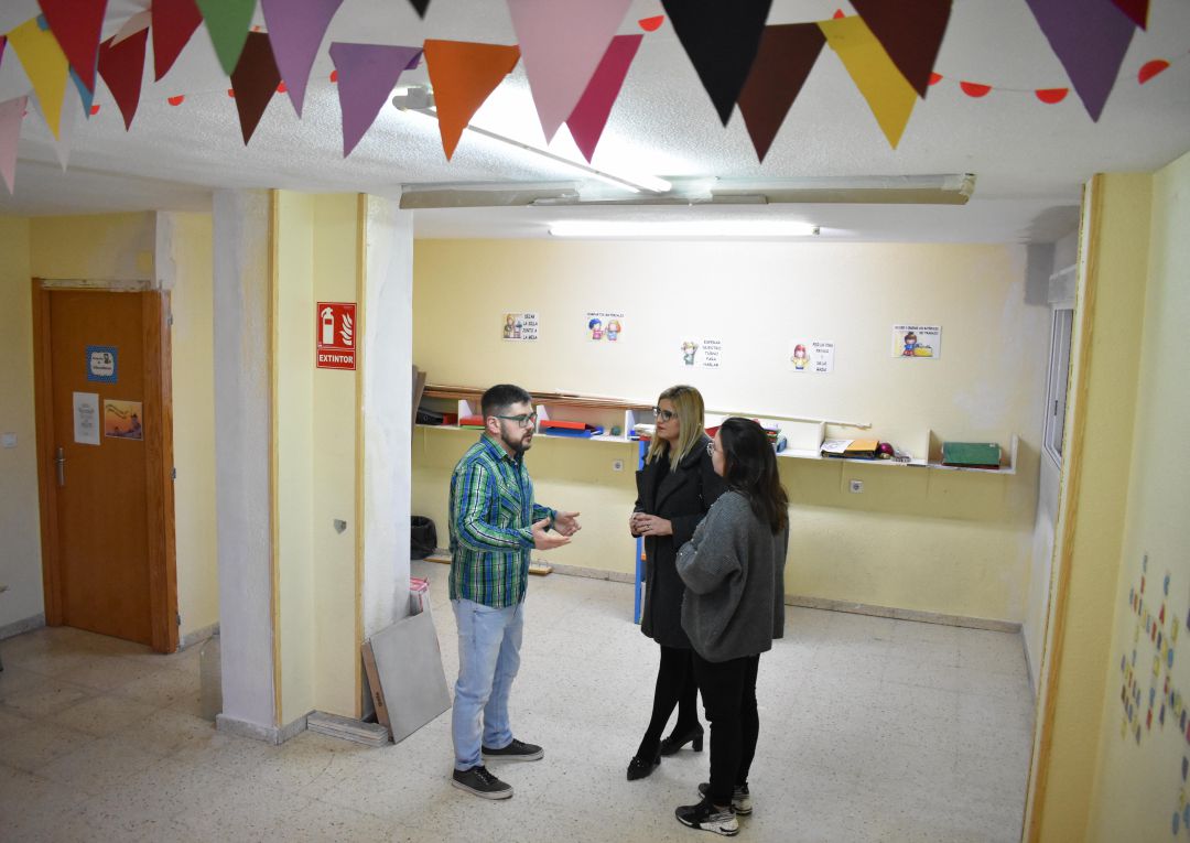 La alcaldesa de Petrer y la edil del área junto al responsable del Centro de Día La alcaldesa de Petrer y la edil del área junto al responsable del Centro de Día