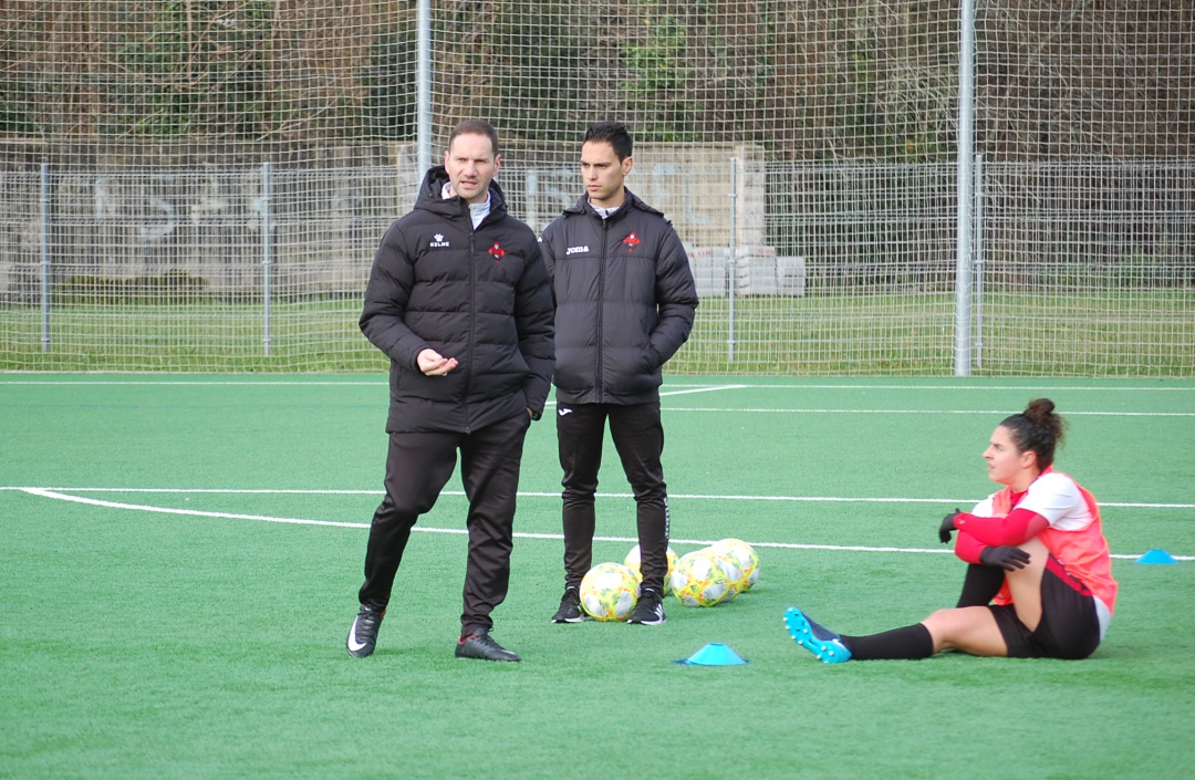 Chivi García, entrenador del Victoria, durante un entrenamiento en Santa Isabel Chivi García, entrenador del Victoria, durante un entrenamiento en Santa Isabel
