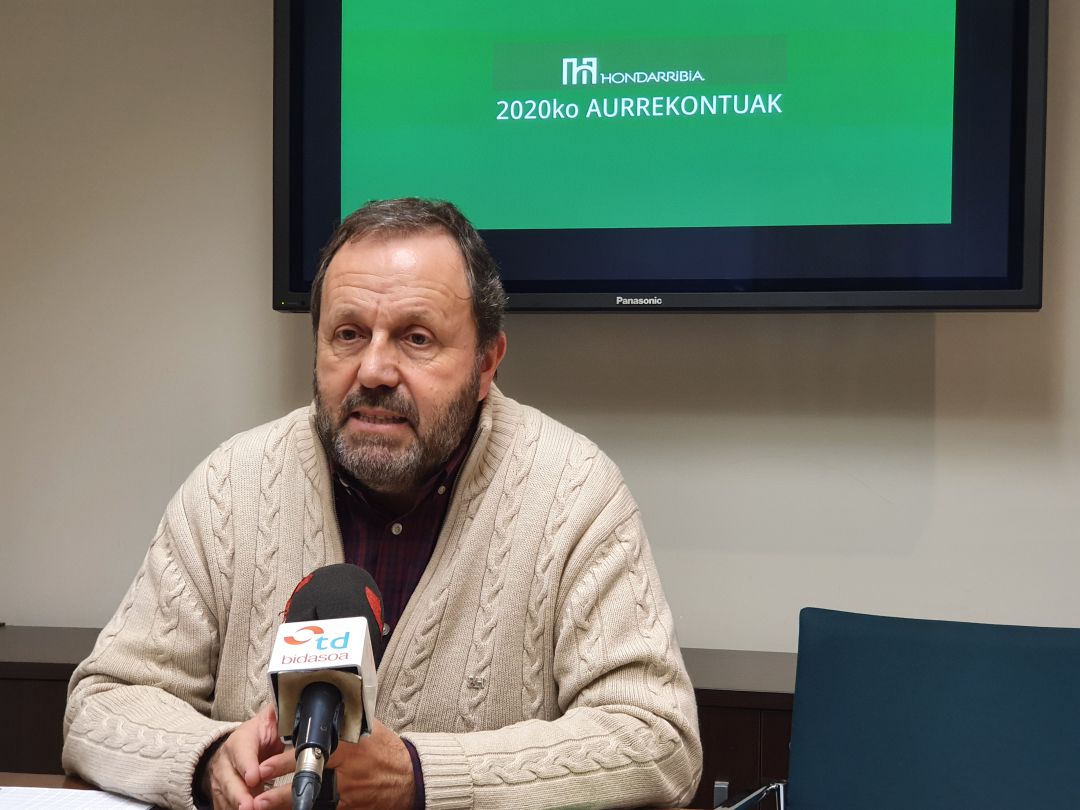 Txomin Sagarzazu, alcalde de Hondarribia, en la rueda de prensa en la que se ha dado cuenta del presupuesto destinado a urbanismo y patrimonio en 2020. Txomin Sagarzazu, alcalde de Hondarribia, en la rueda de prensa en la que se ha dado cuenta del presupuesto destinado a urbanismo y patrimonio en 2020.