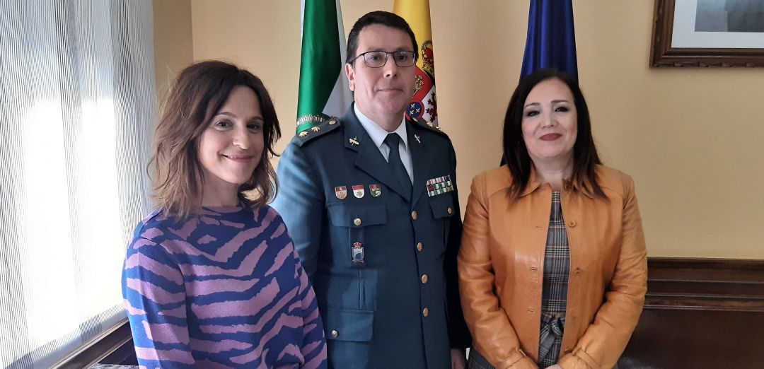 De izquierda a derecha: Isabel Ranea, secretaria general de la Subdelegación; teniente coronel jefe de la Comandancia de Jaén, Francisco José Lozano, y Catalina Madueño, subdelegada del Gobierno en Jaén De izquierda a derecha: Isabel Ranea, secretaria general de la Subdelegación; teniente coronel jefe de la Comandancia de Jaén, Francisco José Lozano, y Catalina Madueño, subdelegada del Gobierno en Jaén