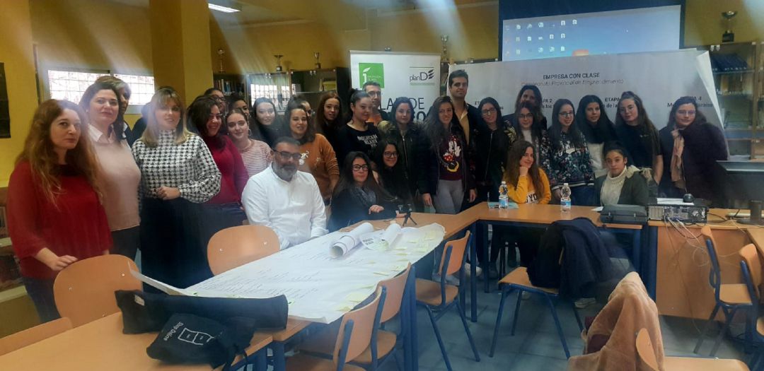 Foto de familia con alumnos y alumnasparticipantes, diputado, alcaldesa, monitores y responsables del instituto Foto de familia con alumnos y alumnasparticipantes, diputado, alcaldesa, monitores y responsables del instituto