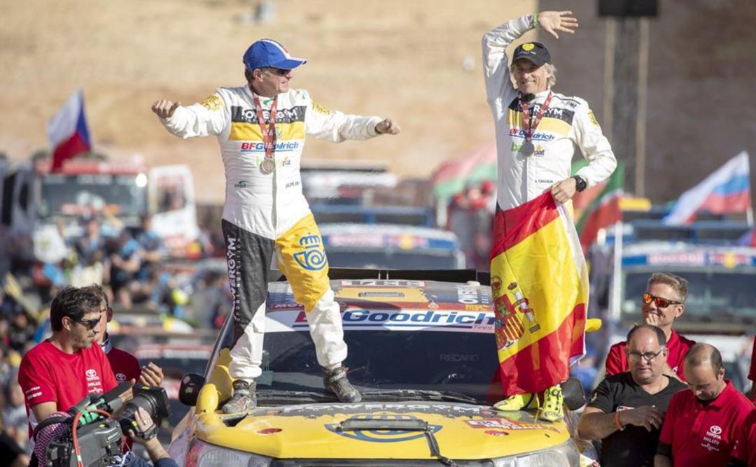 Calleja, junto a su copiloto Aregall, celebra el éxito logrado en el Dakar Calleja, junto a su copiloto Aregall, celebra el éxito logrado en el Dakar