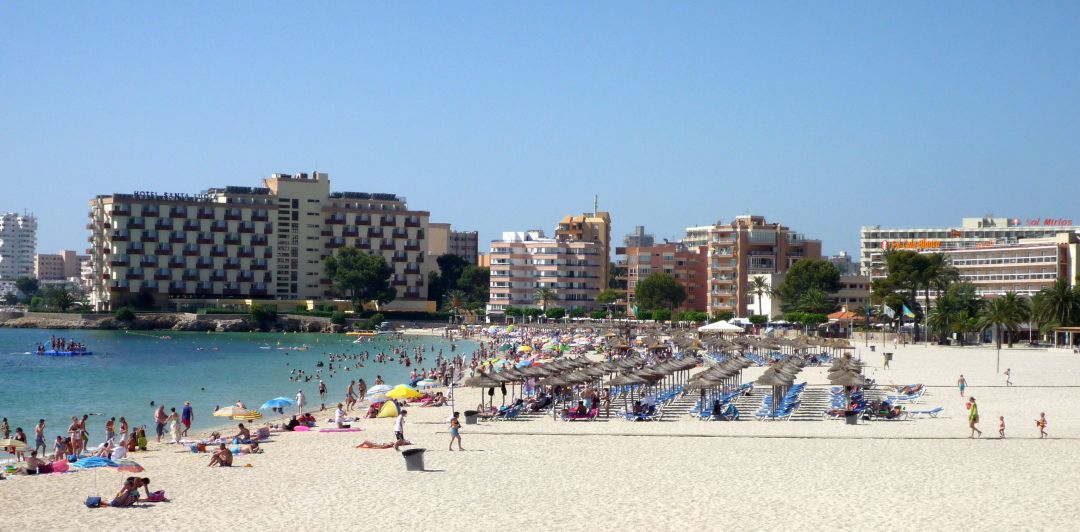 Los hoteleros aplauden el decreto del Govern contra el turismo de borrachera Los hoteleros aplauden el decreto del Govern contra el turismo de borrachera