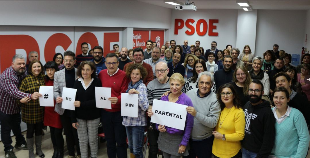 El PSOE califica de "vergüenza y humillación" el acuerdo de presupuestos, que incluye el pin parental El PSOE califica de "vergüenza y humillación" el acuerdo de presupuestos, que incluye el pin parental