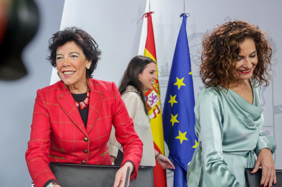 La ministra de Educación y Formación Profesional, Isabel Celaá; la ministra Portavoz y de Hacienda, María Jesús Montero y la ministra de Igualdad, Irene Montero, en la rueda de prensa posterior al Consejo de Ministros. Ricardo Rubio. La ministra de Educación y Formación Profesional, Isabel Celaá; la ministra Portavoz y de Hacienda, María Jesús Montero y la ministra de Igualdad, Irene Montero, en la rueda de prensa posterior al Consejo de Ministros. Ricardo Rubio.