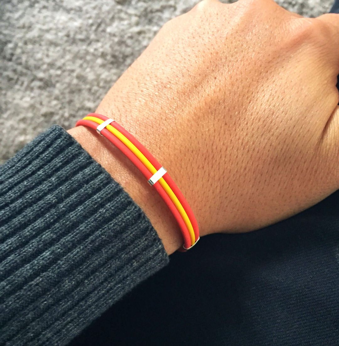 Detenido tras agredir a un joven por llevar una pulsera con la bandera de España Detenido tras agredir a un joven por llevar una pulsera con la bandera de España