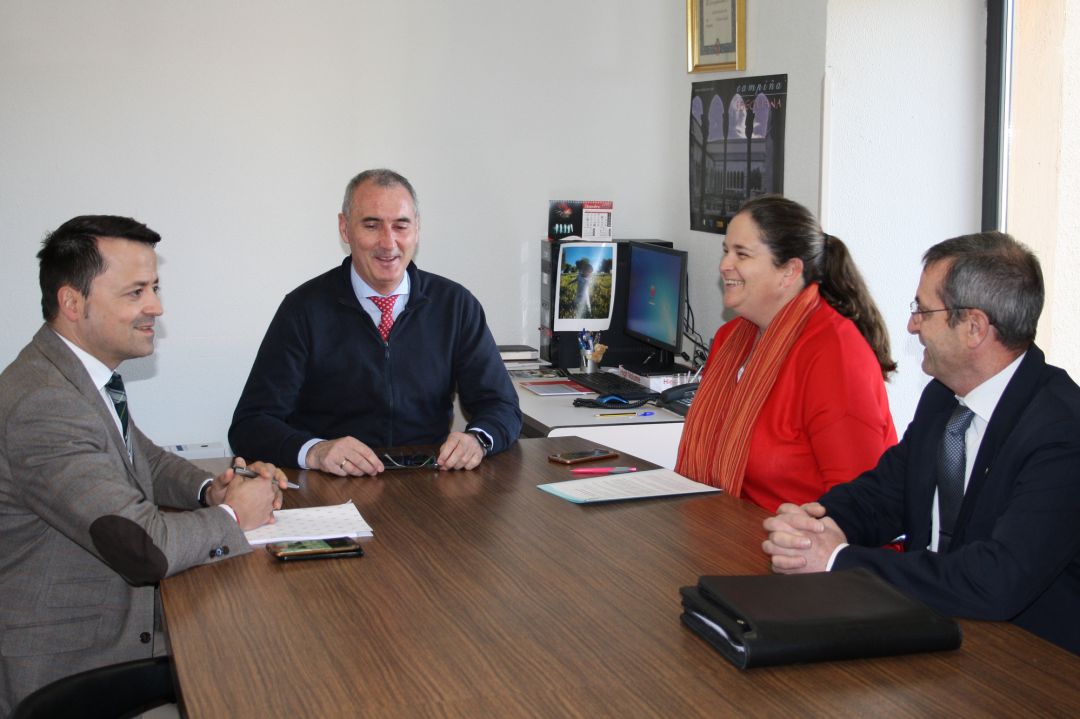 Reunión mantenida entre el delegado territorial de la Junta y la alcaldesa de Santa María la Real de Nieva. Reunión mantenida entre el delegado territorial de la Junta y la alcaldesa de Santa María la Real de Nieva.