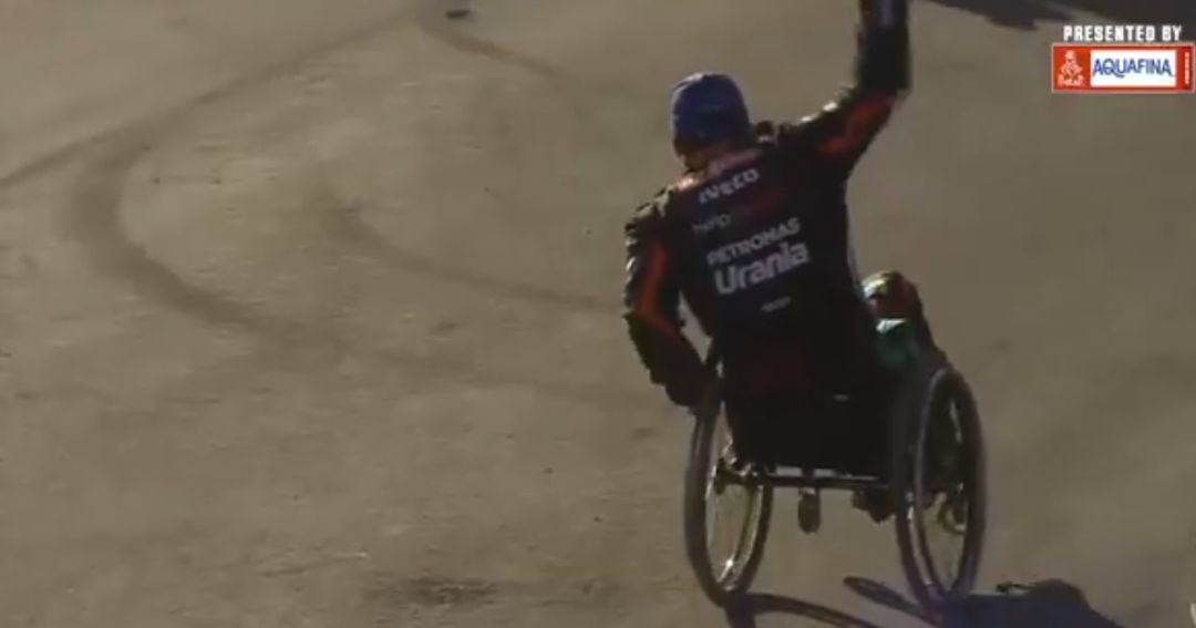El pilot andorrà a l'arribada de la darrera etapa del ralli Dakar celebrant la 15a posició en camions. El pilot andorrà a l'arribada de la darrera etapa del ralli Dakar celebrant la 15a posició en camions.