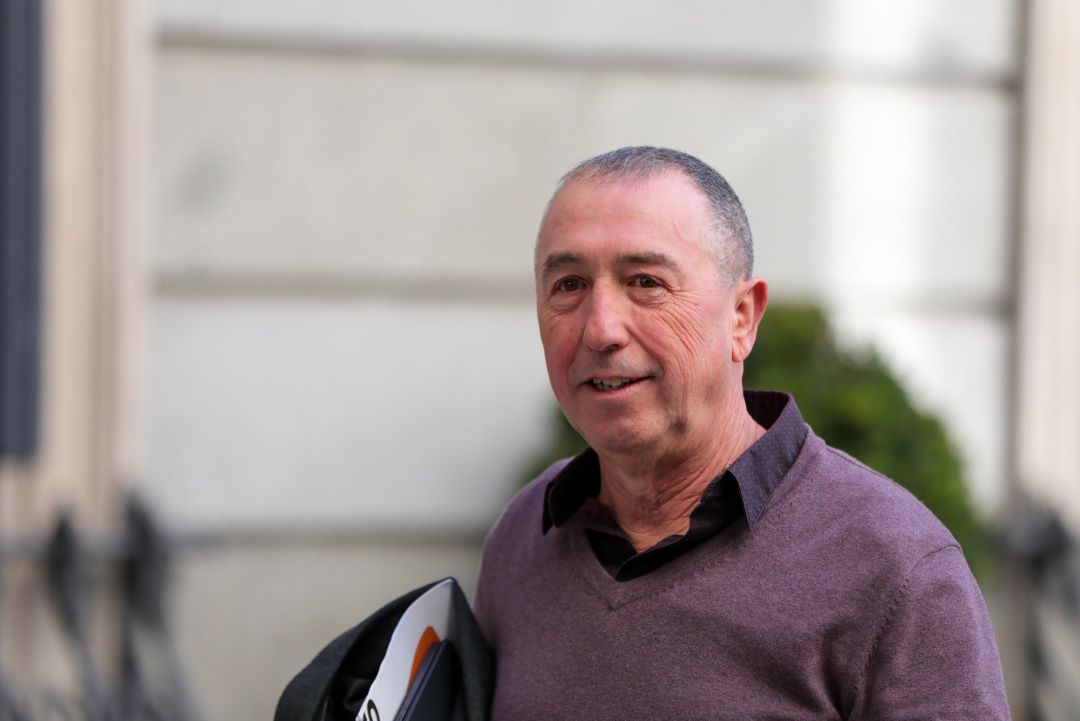 El diputado de Compromís Joan Baldoví llega al Congreso de los Diputados para la segunda votación para la investidura del candidato socialista a la Presidencia del Gobierno en la XIV Legislatura, en Madrid. El diputado de Compromís Joan Baldoví llega al Congreso de los Diputados para la segunda votación para la investidura del candidato socialista a la Presidencia del Gobierno en la XIV Legislatura, en Madrid.