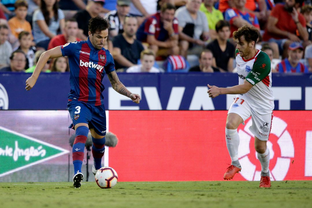 Toño conduce el balón en un partido ante el Alavés en el Ciutat Toño conduce el balón en un partido ante el Alavés en el Ciutat