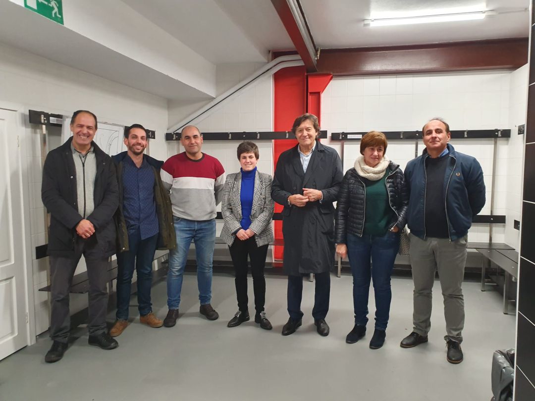 Ánxela Fernández (centro), alcaldesa de O Rosal, junto a políticos y representantes del Acanor Atlético Novás en un vestuario del pabellón municipal. Ánxela Fernández (centro), alcaldesa de O Rosal, junto a políticos y representantes del Acanor Atlético Novás en un vestuario del pabellón municipal.