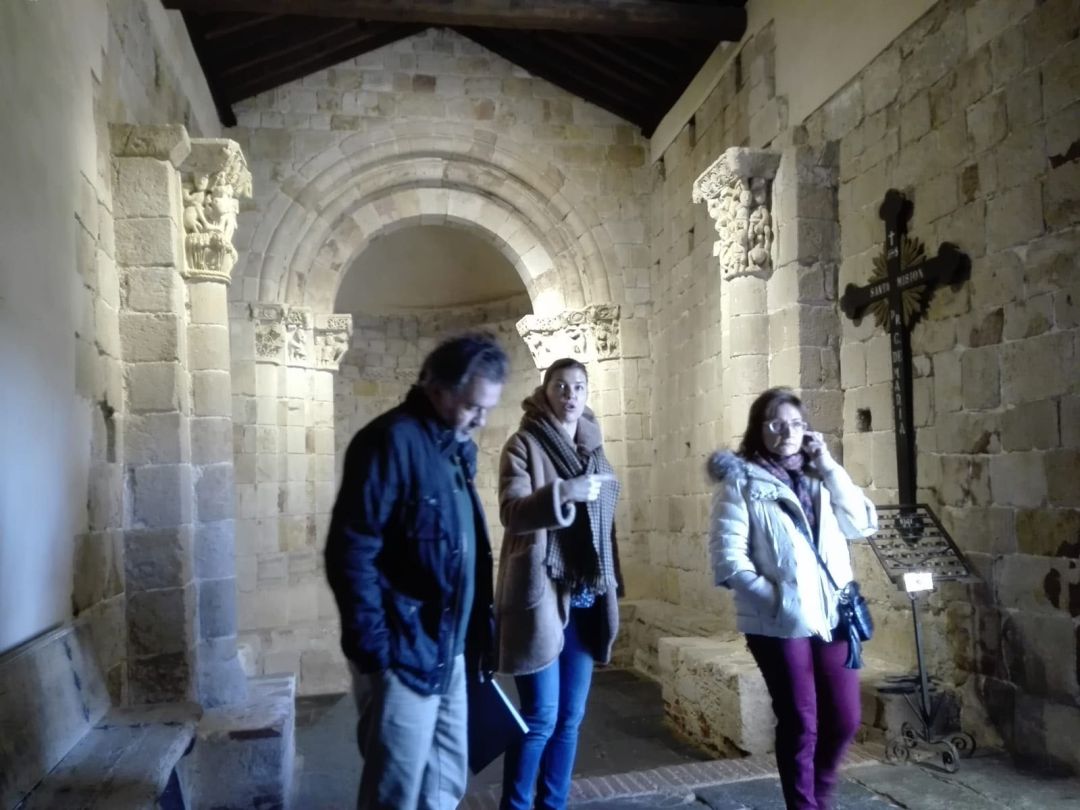 la Delegada Territorial de la Junta de Castilla y León, Clara San Damián, en el interior de la Iglesia de Santiago de los Caballeros la Delegada Territorial de la Junta de Castilla y León, Clara San Damián, en el interior de la Iglesia de Santiago de los Caballeros