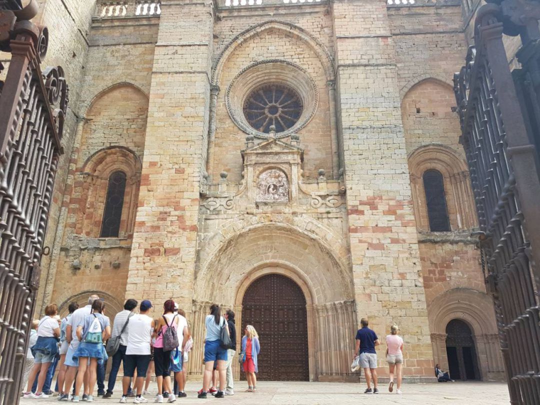 Turistas en la catedral del Sigüenza Turistas en la catedral del Sigüenza