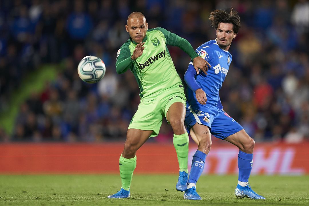 Braithwaite (Leganés) y Jason Remeseiro (Getafe) pelean por un balón durante el derbi de la primera vuelta en el Coliseum. Braithwaite (Leganés) y Jason Remeseiro (Getafe) pelean por un balón durante el derbi de la primera vuelta en el Coliseum.