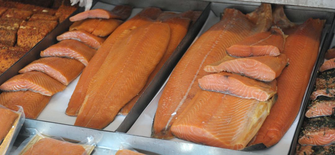 Varias piezas de salmón Varias piezas de salmón