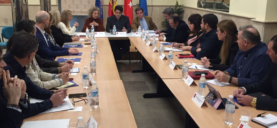 El consejero de Vivienda regional, David Pérez, se ha reunido en Aranjuez con 21 alcaldes de municipios del sur de Madrid. El consejero de Vivienda regional, David Pérez, se ha reunido en Aranjuez con 21 alcaldes de municipios del sur de Madrid.