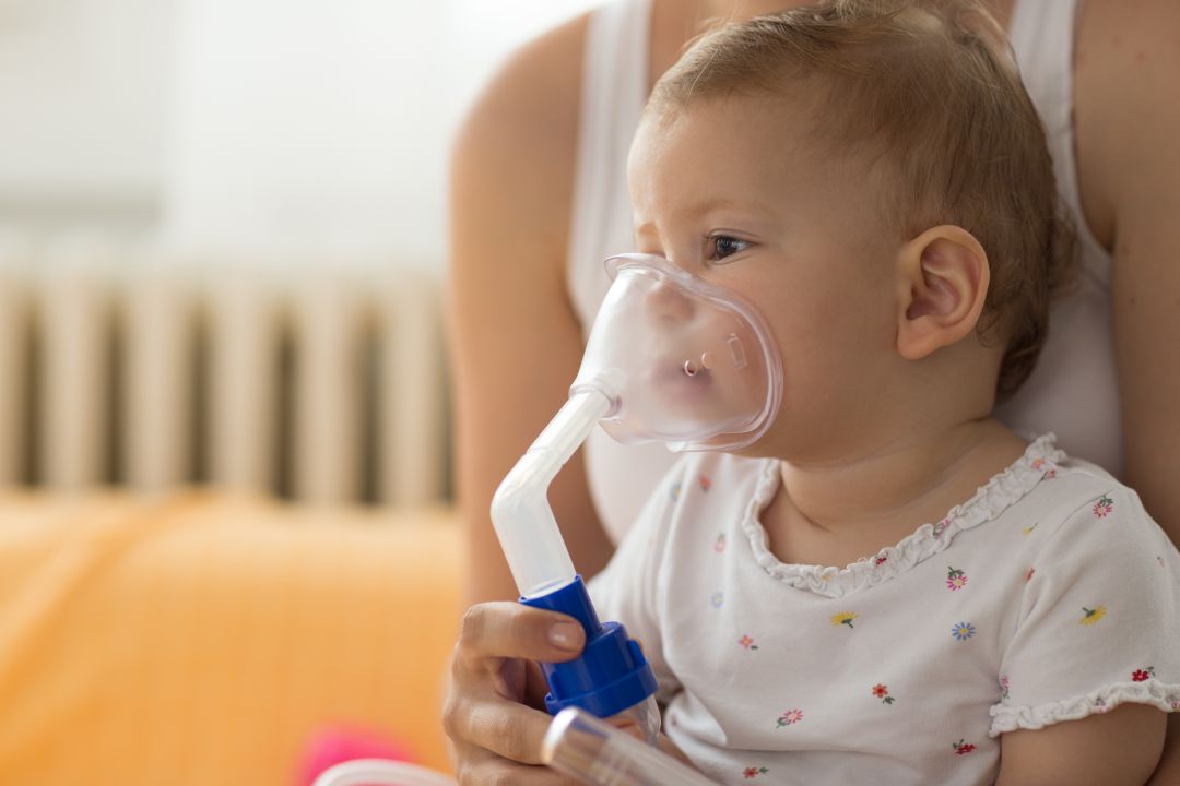 Un bebé recibe tratamiento hospitalario por dificultades respiratorias. Un bebé recibe tratamiento hospitalario por dificultades respiratorias.