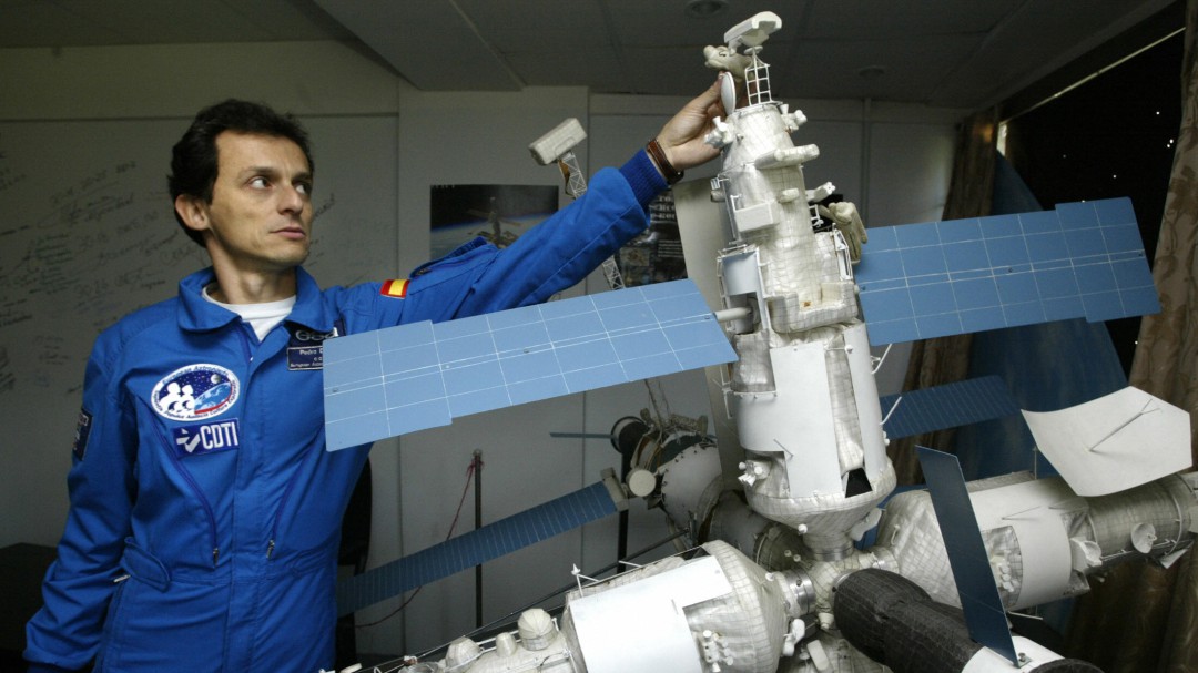 El humor de astronauta de Pedro Duque sobre la puerta de las naves espaciales