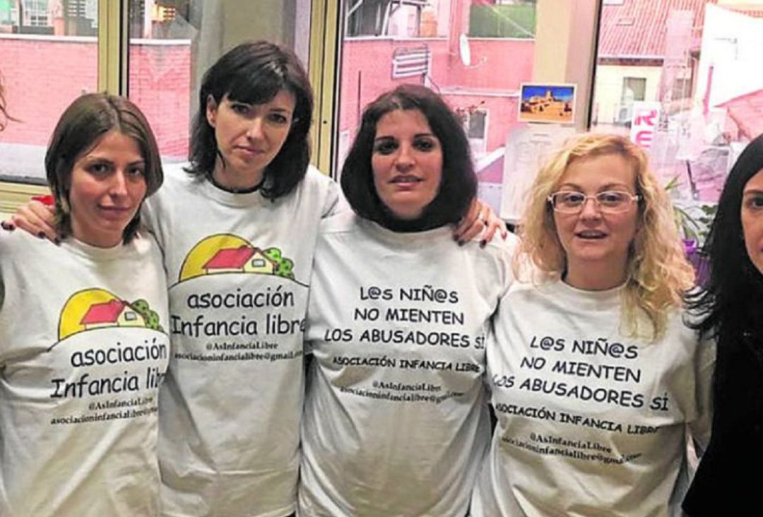 La presidenta de Infancia Libre, junto a otras mujeres de la asociación, en una foto de archivo. La presidenta de Infancia Libre, junto a otras mujeres de la asociación, en una foto de archivo.