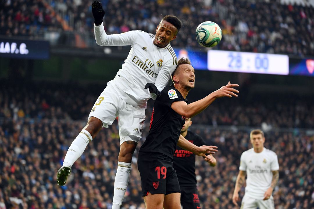 Militao y De Jong, durante el partido. Militao y De Jong, durante el partido.