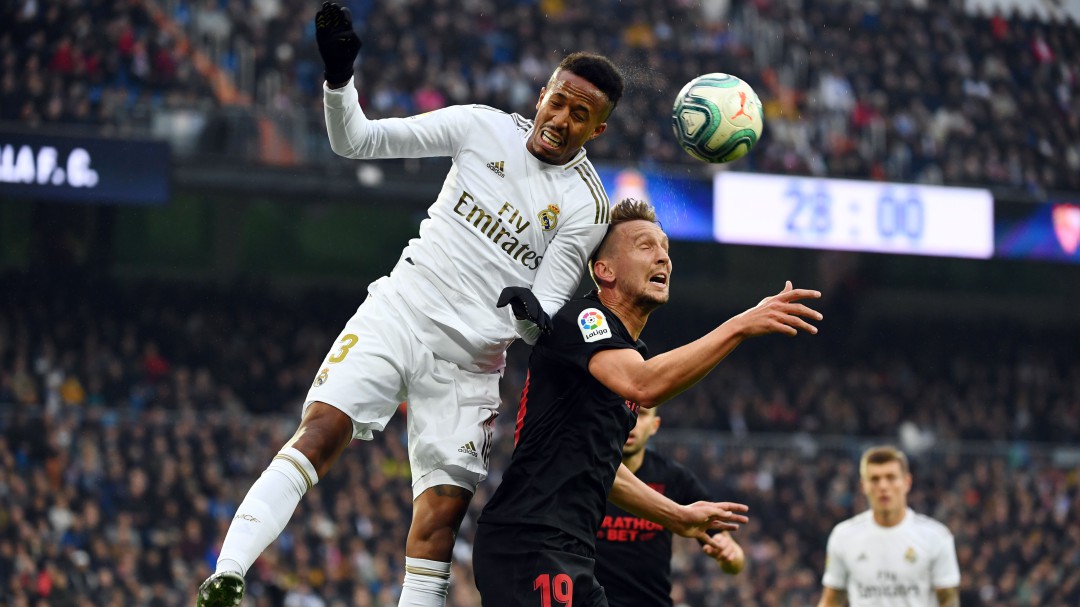 La falta de la polémica: anulan un gol del Sevilla por un blocaje a Militao