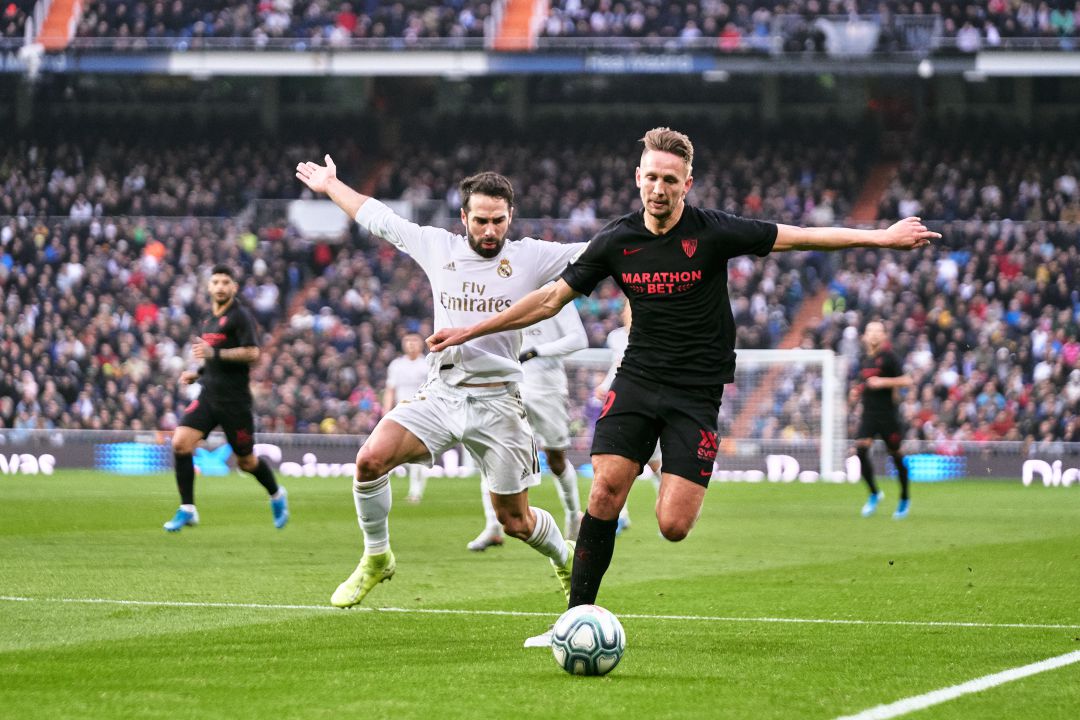 De Jong y Carvajal disputan un balón en la segunda parte. De Jong y Carvajal disputan un balón en la segunda parte.
